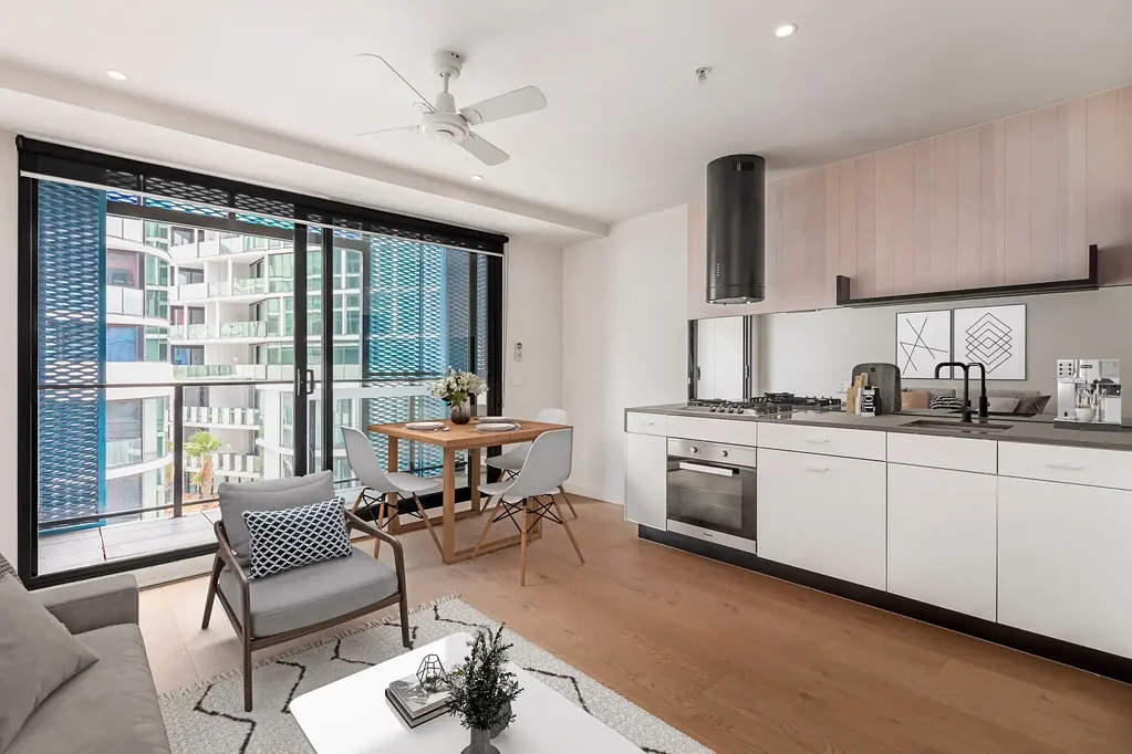 St Kilda 1房 都市繁华中宁静的归属 6楼景观公寓 阿尔伯特公园湖景 近商店咖啡馆 公共交通便利 开放式客厅 阳台宽敞 Miele电器 卧室内置衣柜 欧洲式洗衣房 安全系统 NBN就绪 地下停车位 公共区域烧烤娱乐 健身房先进 访客停车位充足 High Yield Investment in quality ICON