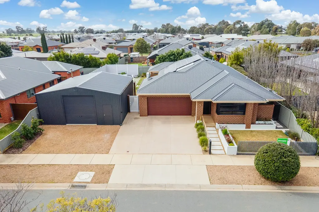 Tatura 3房  Modern Perfection in Northlinks Estate: Pool, Shed, and Style!