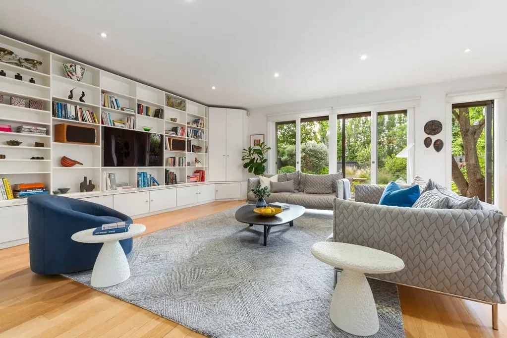 STUNNING GARDEN SETTING WITH BEAUTIFUL MASTER RETREAT UPSTAIRS!