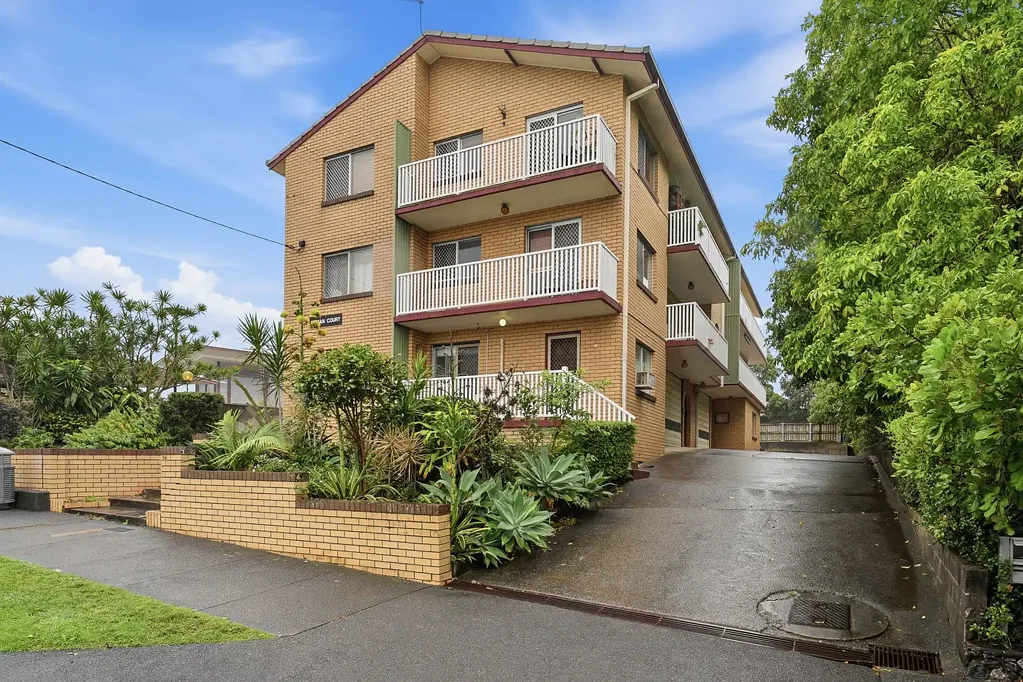 Lutwyche 2房 精品七户综合楼 一楼带车库通道 私密前阳台 全新地毯与油漆 空调客厅 独立用餐区 Lutwyche便捷生活 Fresh, Spacious & Effortlessly Convenient