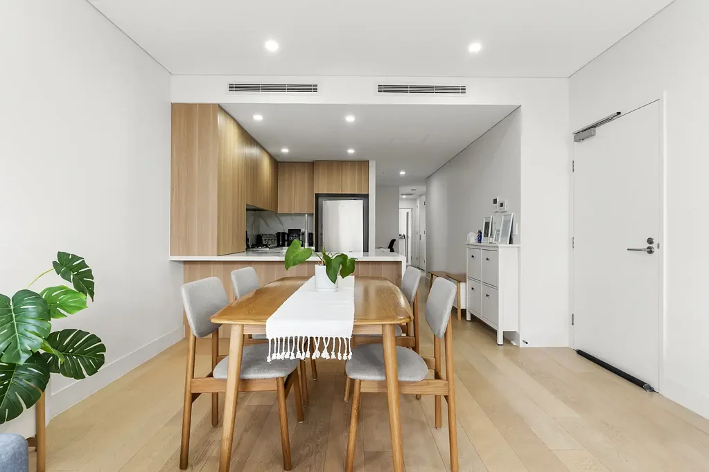 Caringbah 2房 Caringbah村优越位置 现代装修精巧设计 两卧两卫宽敞舒适 城市景观自然采光 开放厨房便捷生活 阳台停车储物齐全 Elegant Two-Bedroom Apartment in Caringbah