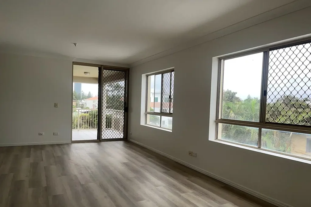 2 Bedroom North-East Facing Apartment - Walking distance to Mermaid Beach