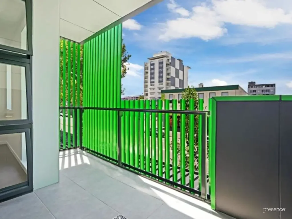 WALK-TO-EVERYTHING LIFESTYLE CLOSE TO HARBOUR, BEACHES AND DINING