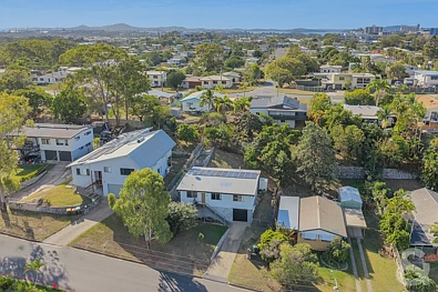 West Gladstone 3chambre Elevated Family Living with Space, Character & Potential