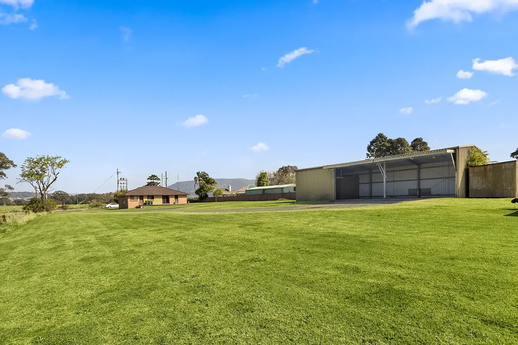 Albion Park 3Zimmer Frontage 40.2 meters by 100.6 meter sides = 4,046sqm approx