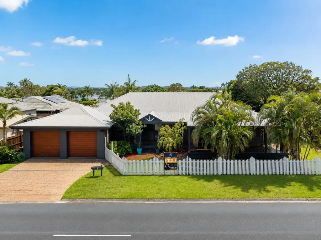 Beaconsfield 5房  Grand Family Living on 1,284m² – 440m² Under Roof with Pool, Solar & Space for Everyone