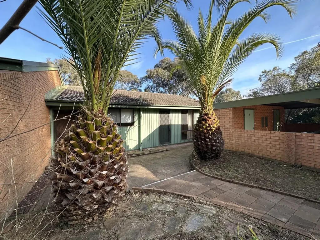 Two-Bedroom Townhouse with an easy walk to local shopping centre!