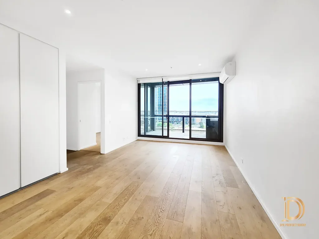 Spacious River View 2 Bed 1 Bath 1 Car Space Apartment in Docklands!!