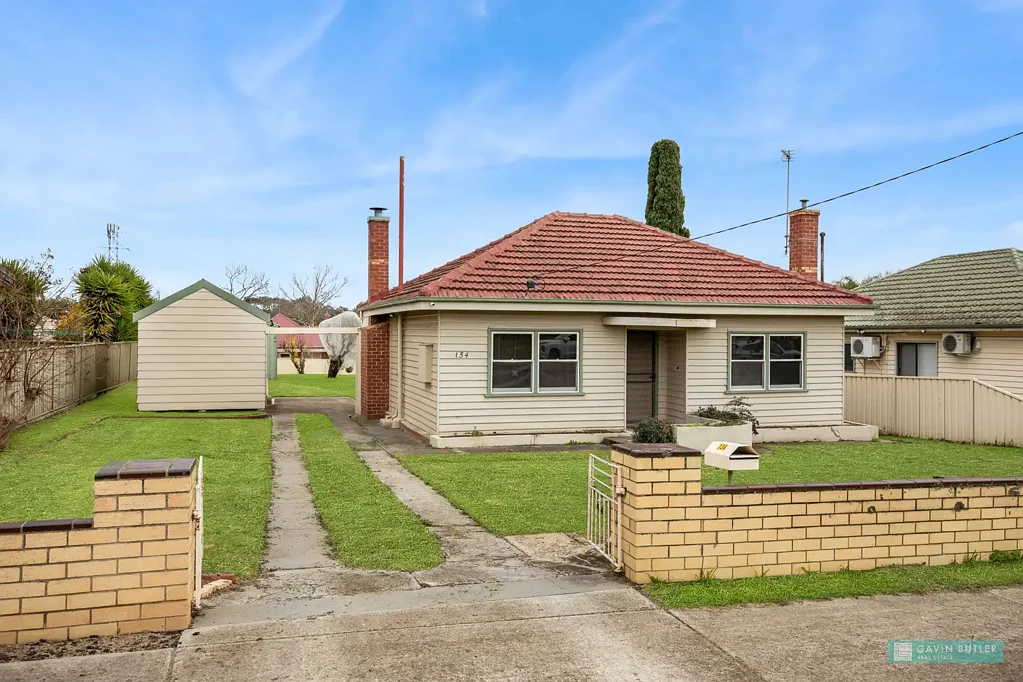 Golden Square 2Zimmer Delightful home on a fabulous 1,316m2 block - opportunity for sub-division (STCA)