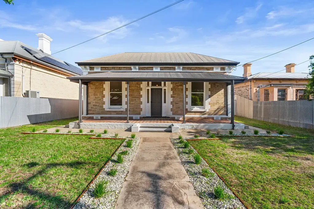 Alberton 4ห้องนอน Character Villa Symmetry with Rear Lane Access and a Discreet Double Offering.