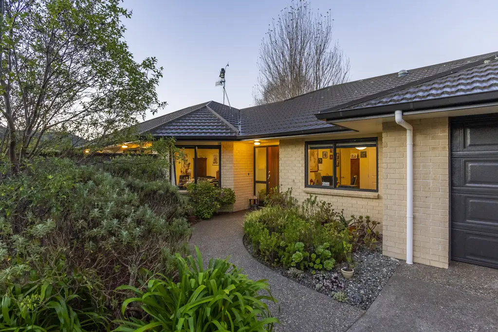 Paraparaumu 5 Bedroom A Privileged Position