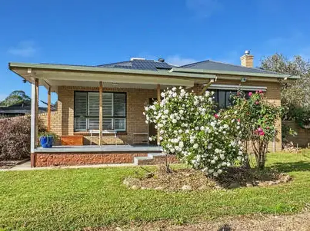 Corryong 4房  Mountain Views, Solar Efficiency & Family Comfort - Exceptional Corryong Opportunity