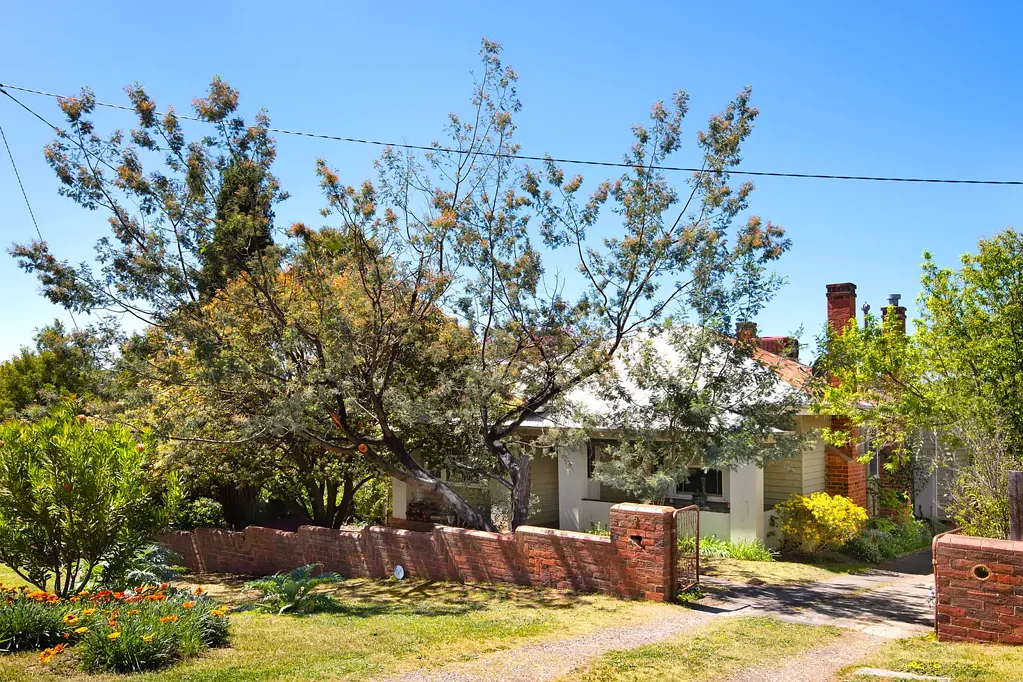 Castlemaine 3ห้องนอน 1949 Californian Bungalow with character, space and a walk-to-town lifestyle