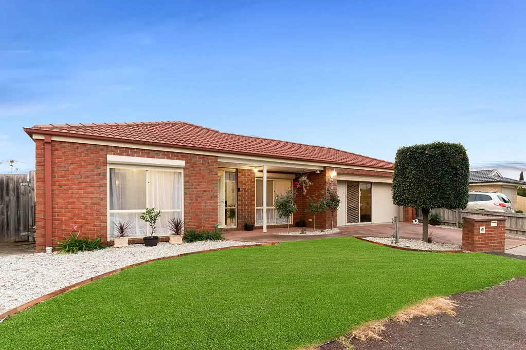 Werribee 4房 精装修家庭住宅 宽敞客厅 书房工作室 主卧套间 露台娱乐 地理便利 Versatile Family Living with Home Salon in a Quiet Court Location