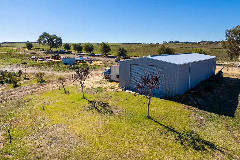 Nilgen  THE ULTIMATE SHED AND HOBBY FARM-READY FOR YOUR DREAM HOME