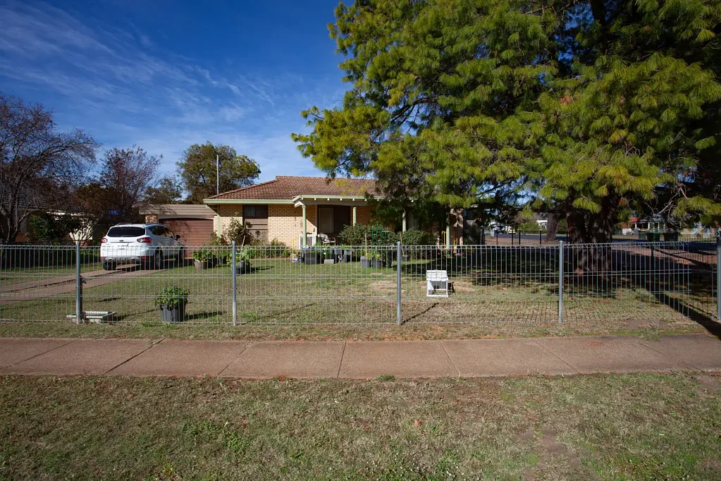 77 Whiteley St, Wellington, NSW 2820