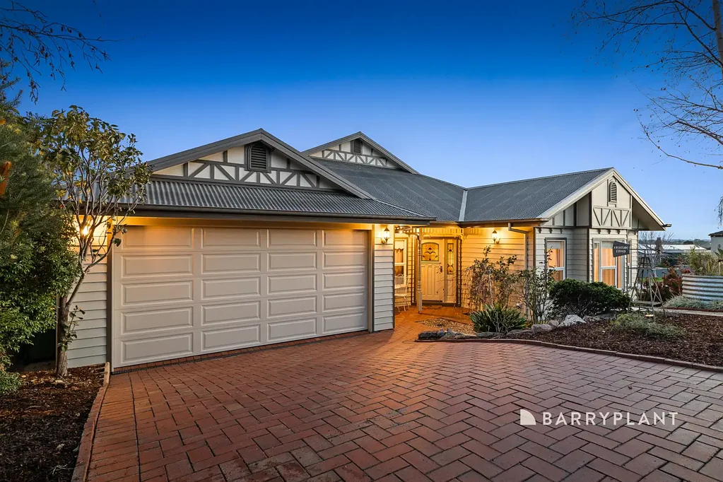 Pakenham 4Zimmer Charming Country-Style Family Home in Heritage Estate