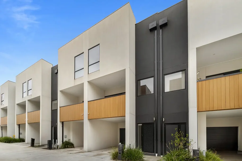 Pakenham 3Zimmer Three-storey modern townhouse.