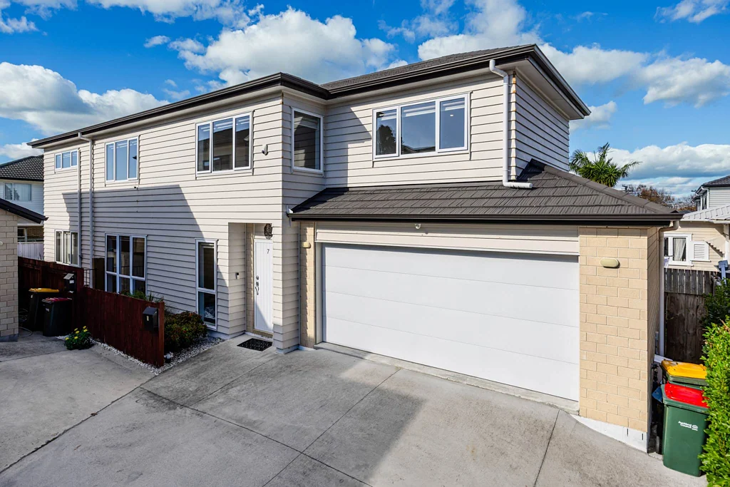 Papatoetoe 5房 稀缺的宽敞家庭住宅！一楼卧室+内进式双车库，兼具空间感、灵活性与实用性，靠近学校/公共交通设施！ Rare Spacious Family Home with Downstairs Bedroom