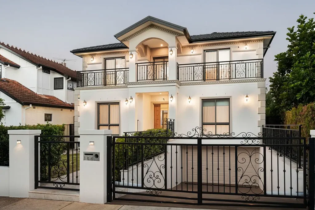 Strathfield 5ห้องนอน Architecturally designed double brick tri-level residence set opposite Strathfield Park
