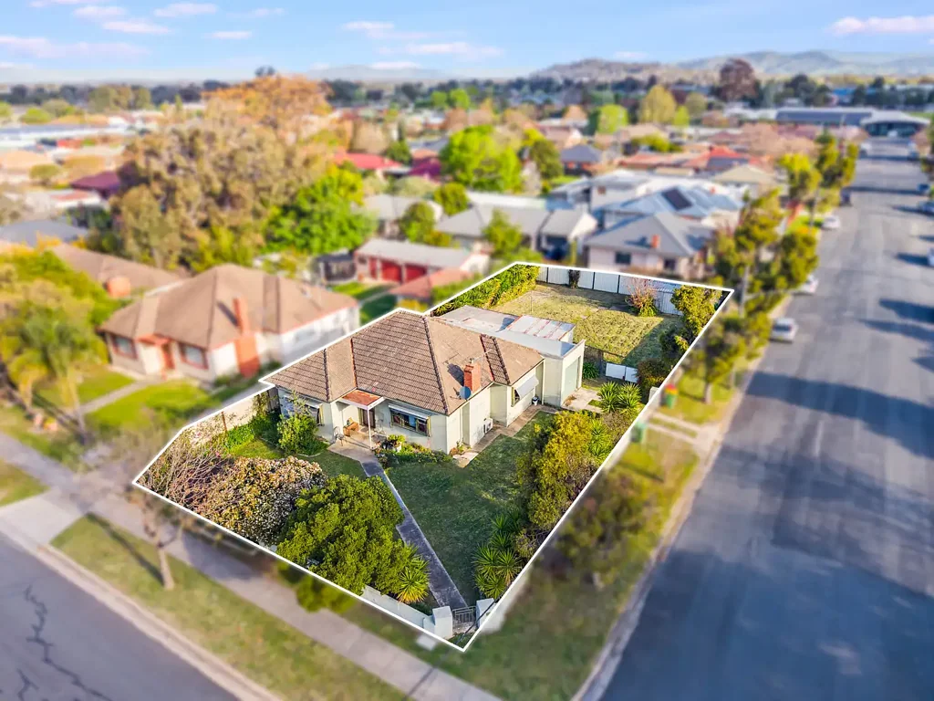 North Albury 3બેડરૂમ Unlock the Potential - 735m2 Corner Block with Two Street Frontages & Outstanding Development Potential