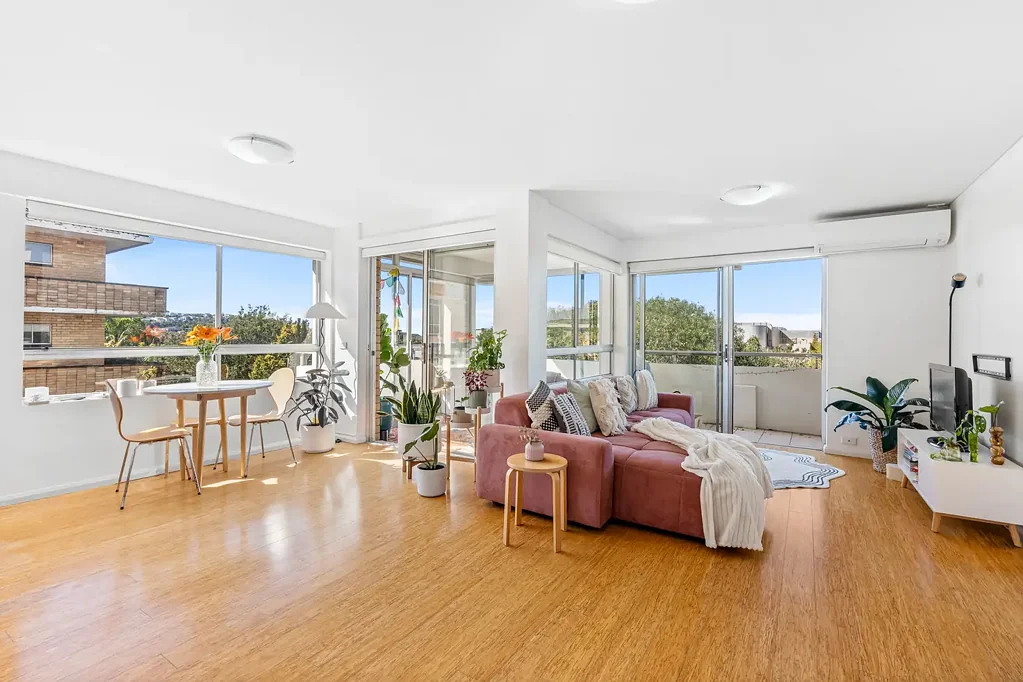 Dee Why 2房  Sun-Drenched Oversized 129.6sqm North-East Corner Apartment