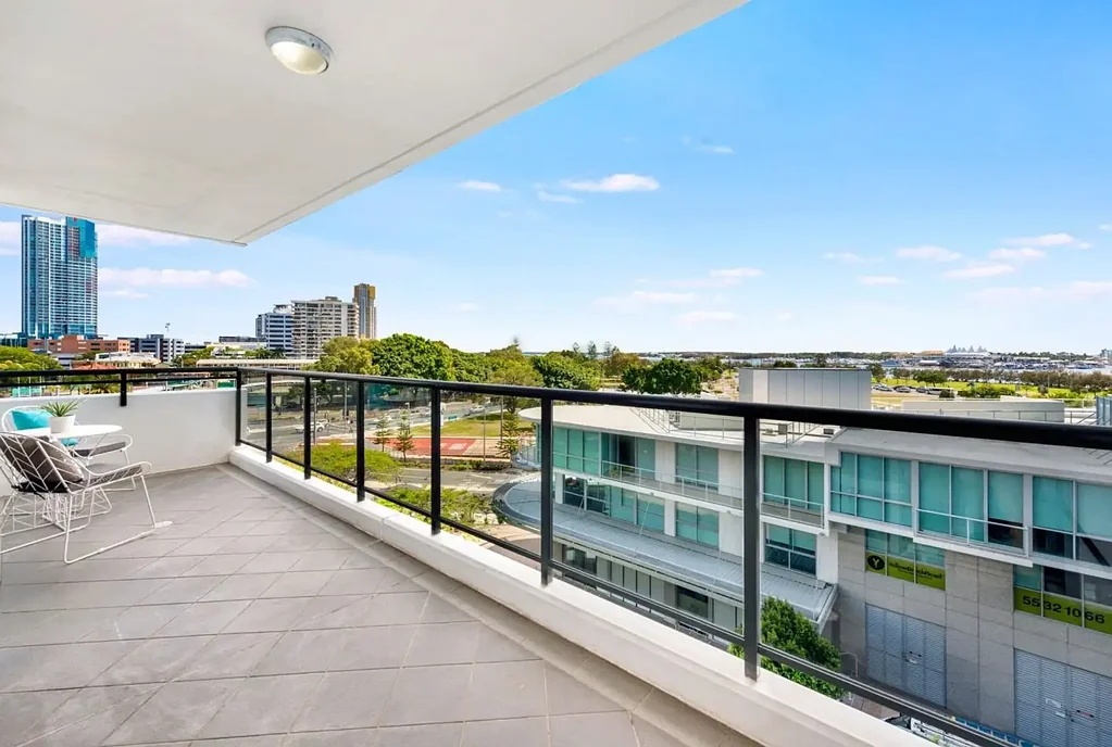 3bedroom Modern unit Central Southport Location