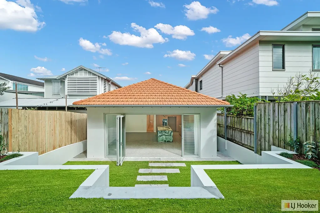 Luxurious Fully Refurbished 4-Bedroom Home Moments from Bond