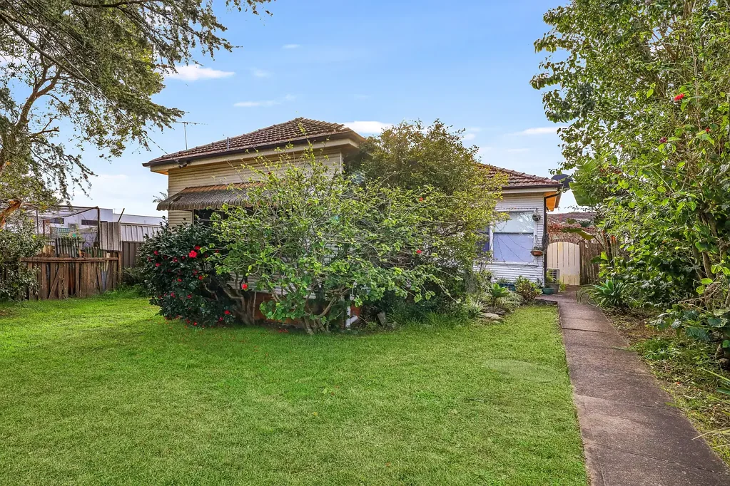 4 Pineview Avenue, Roselands, NSW 2196