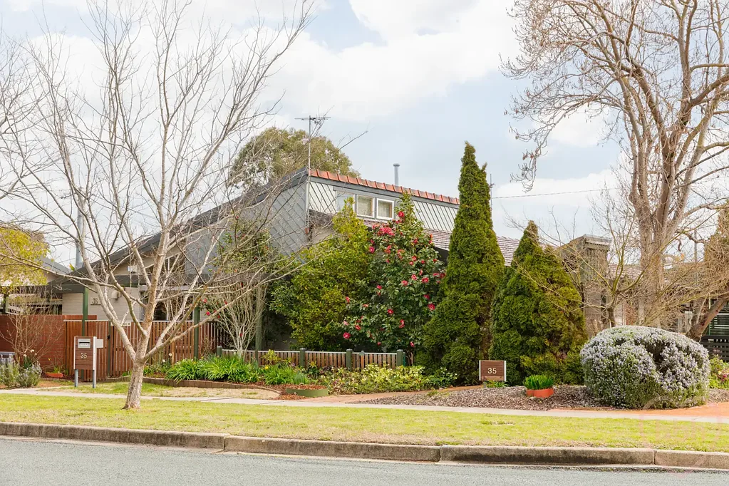 Ainslie 4Moenga neighbourly