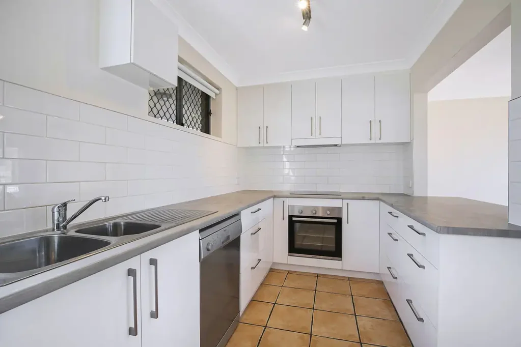 Lovely 2 bedroom apartment with big kitchen in the heart of New Farm!