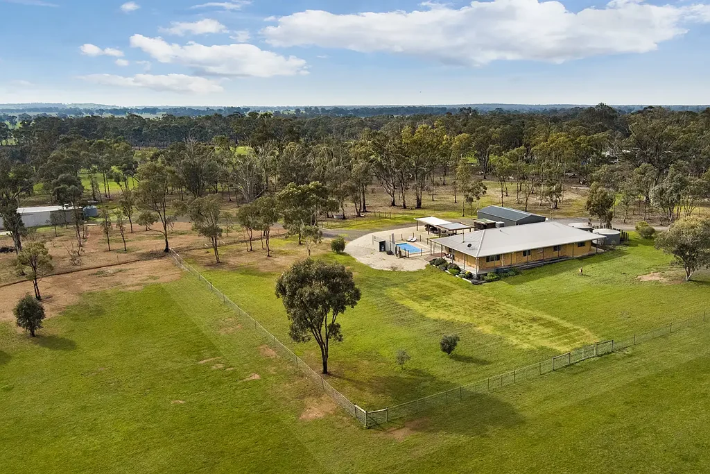 Shelbourne 4Phòng ngủ Modern country charm meets luxe lifestyle on 59.28 acres (24HA)