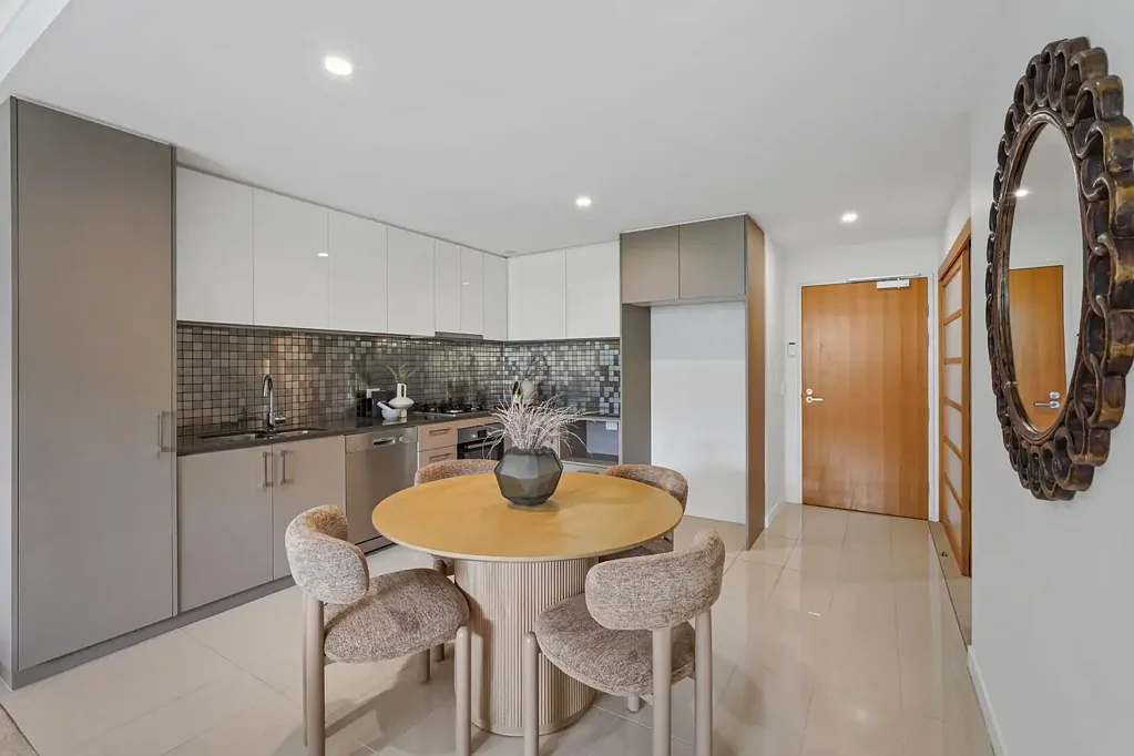 West End 1房  Two Rooms, Endless Options: A Flexible West End Home with Space to Grow