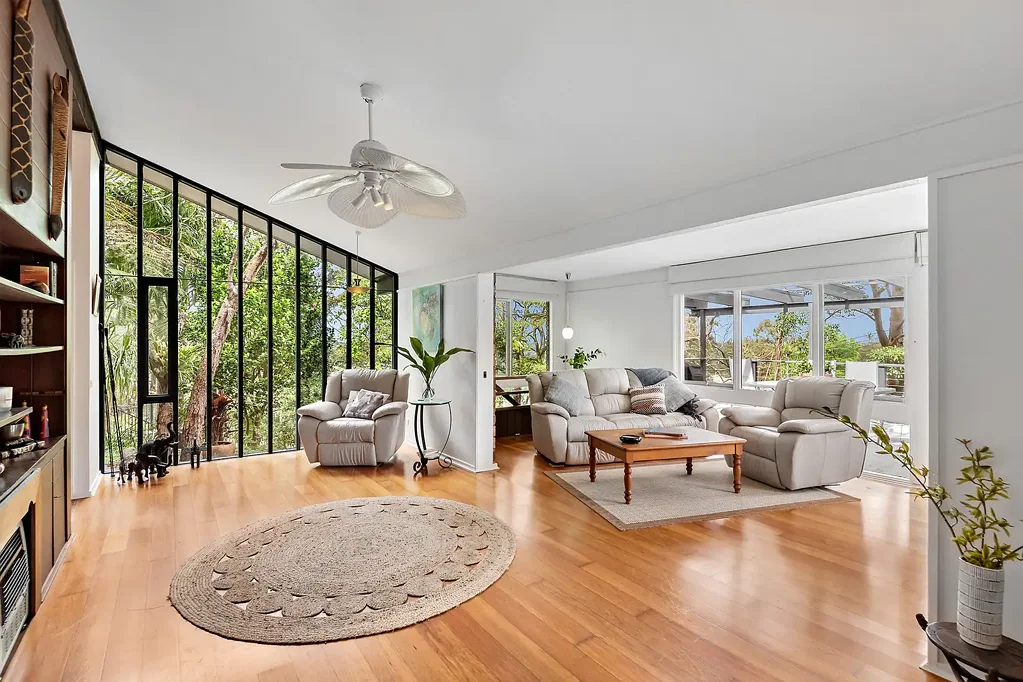 Frenchs Forest 3房 Pettit+Sevitt经典设计 私密高地住宅 朝北庭院视野 开放式客厅 Miele电器 配套齐全 步行便利 Tranquil Convenient Retreat