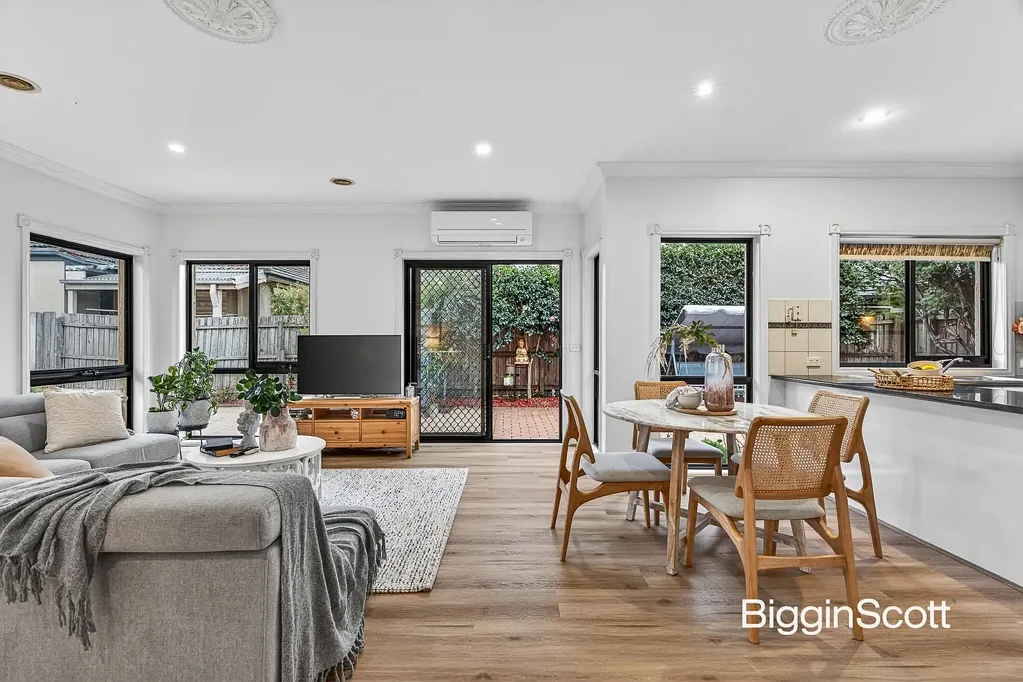 Glen Waverley 2房 单层宽敞低维护 朝北阳光生活区 现代厨房电器 主卧步入式衣帽间 优质户外空间 学区房位置优越 MODERN COMFORT, HUGE LIVING, SCHOOL ZONE APPEAL!