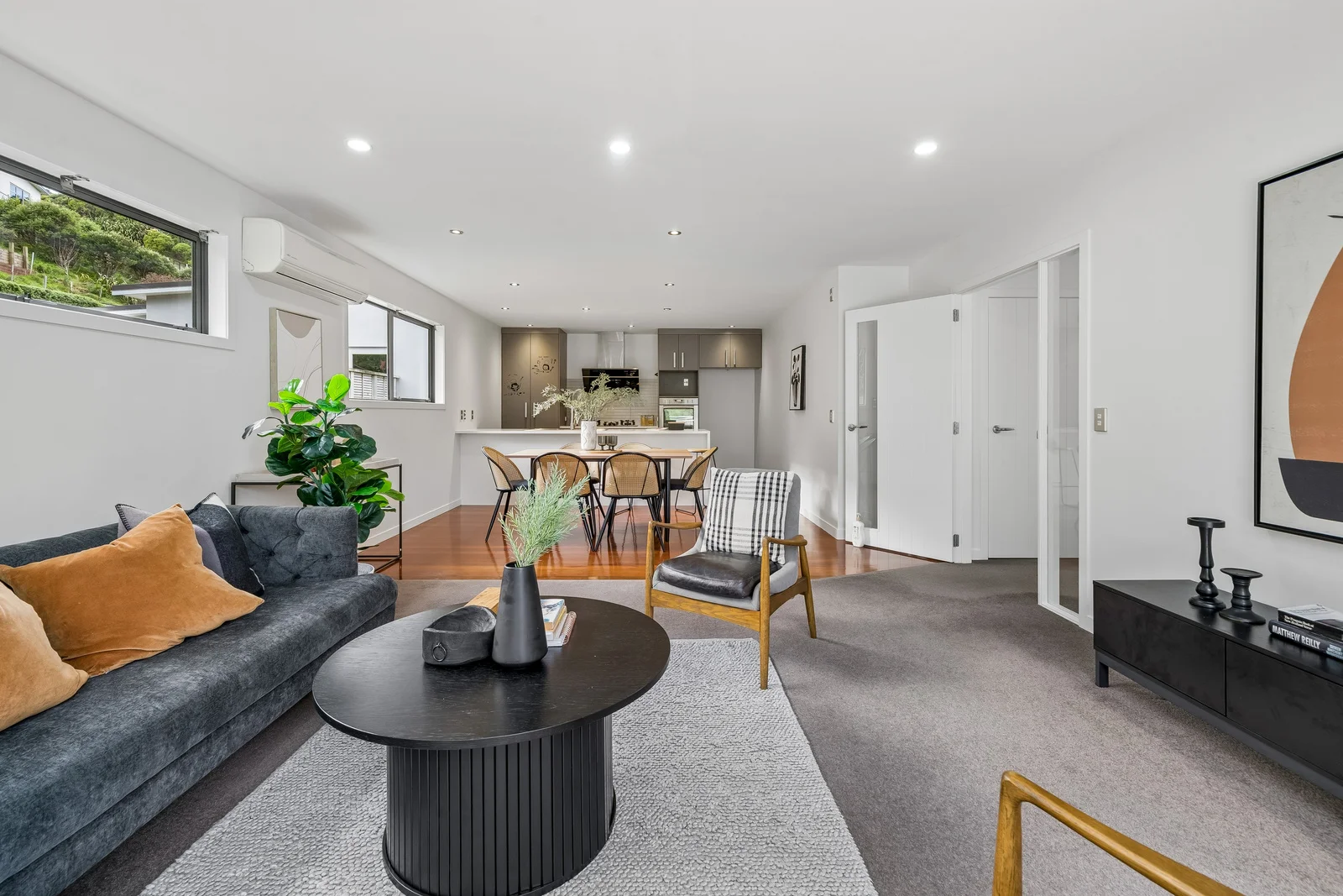 Churton Park 4غرفة نوم Modern family home with facelift waits for you .