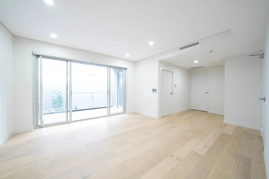 1 Bed Apartment and only 400m to Train and shops!