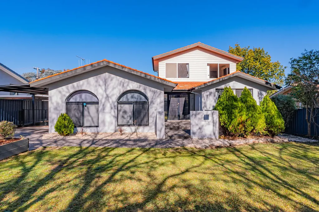 Waramanga 4房  Flexible Family Living with Generous Space and Great Street Presence