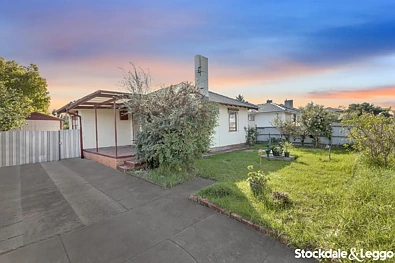 Laverton 4房 Laverton中心位置 602㎡潜力地块 三卧宽敞舒适 双车库独立老年套房 靠近学校车站 商场公园云集 RESIDENTIAL GROWTH ZONE - RARE OPPORTUNITY