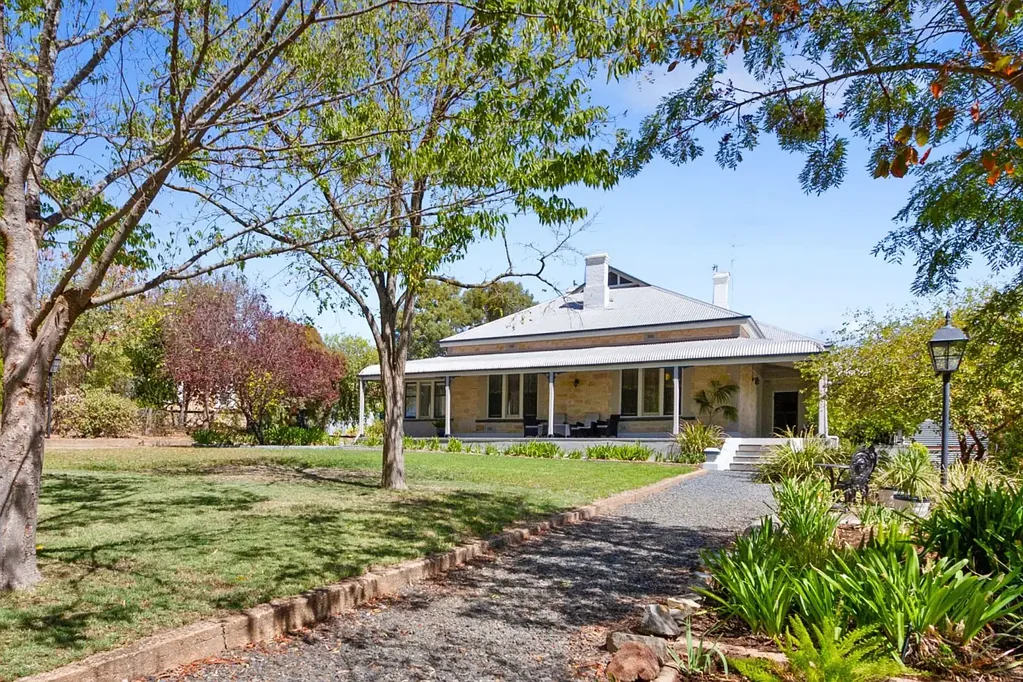 11 Hope Street, Clare, SA 5453