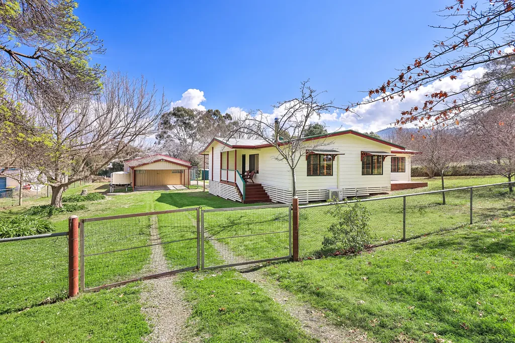 Moonan Flat 4 Bedroom Spacious Country Home in a  Village Setting