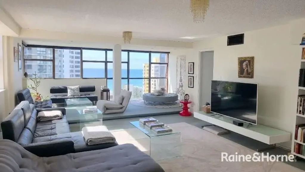 Surfers Paradise 3Moenga Large Penthouse, Ocean Views & Unlimited Renovation Potential