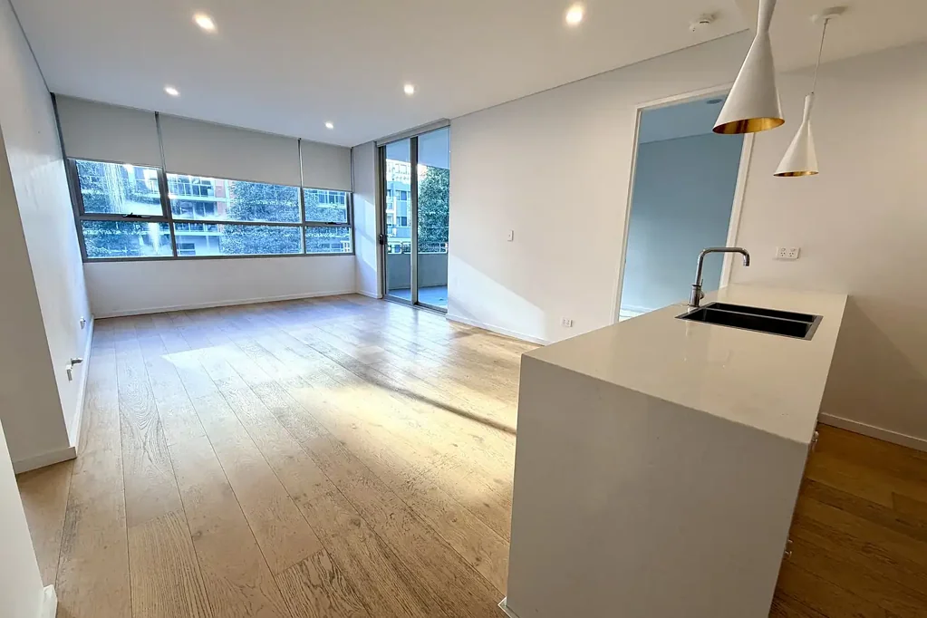 RARE SPACIOUS TWO-STOREY GROUND GLOOR LIVING WITH LOCK UP GARAGE