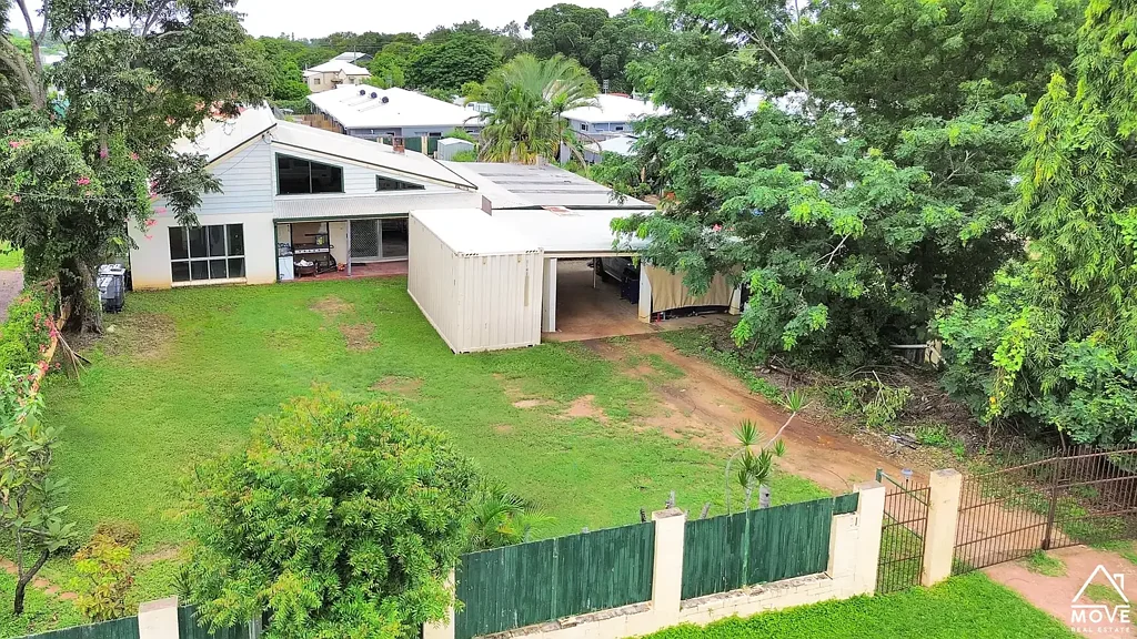 Charters Towers City 3침실 Masonry Home with 3 Bay Shed