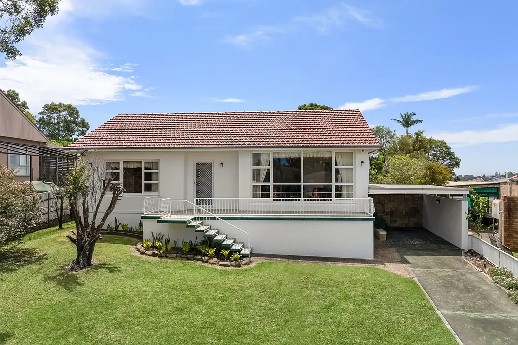 4 Lewis Drive, Figtree, NSW 2525