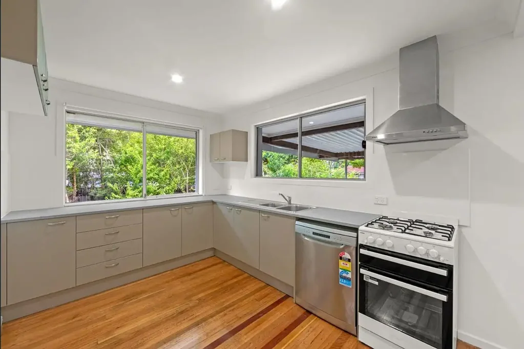 SPACIOUS FAMILY LIVING - RENOVATED - AIRCON