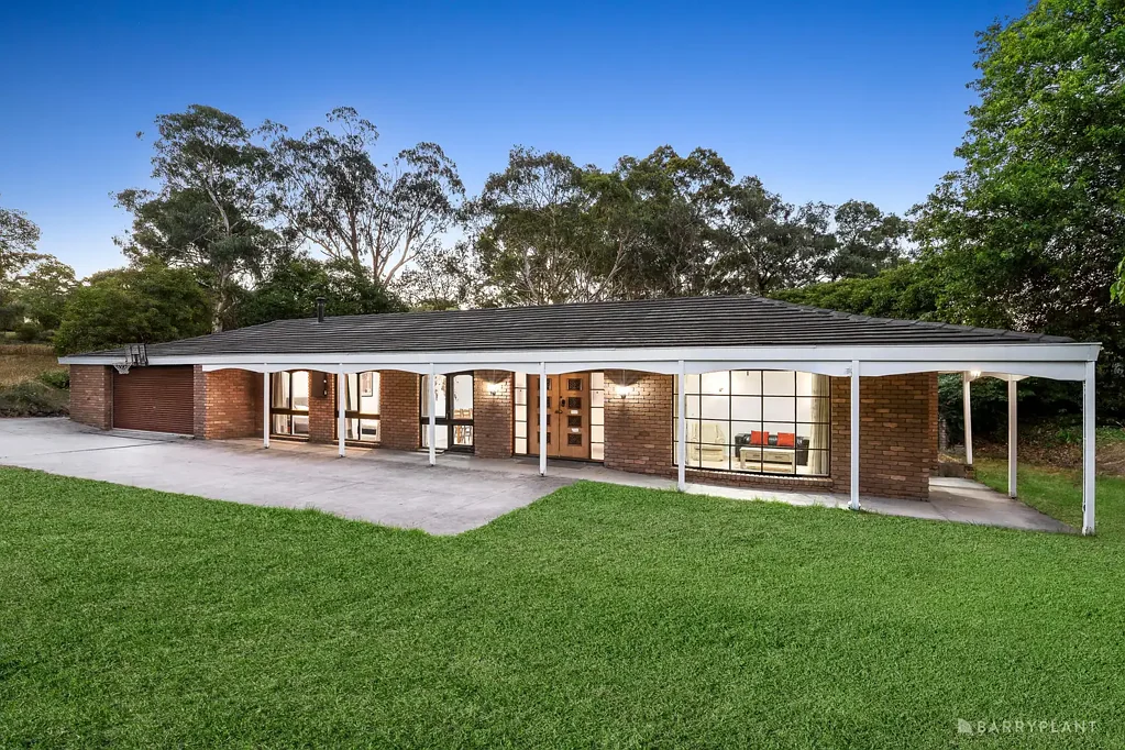 Donvale 4ห้องนอน Spacious Four-Bedroom Family Home in the Heart of Donvale set on approx. 4,041 sqm of land.