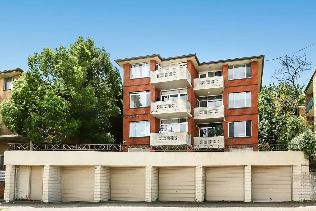 Sun Lit Two Bedroom Apartment With Lock Up Garage