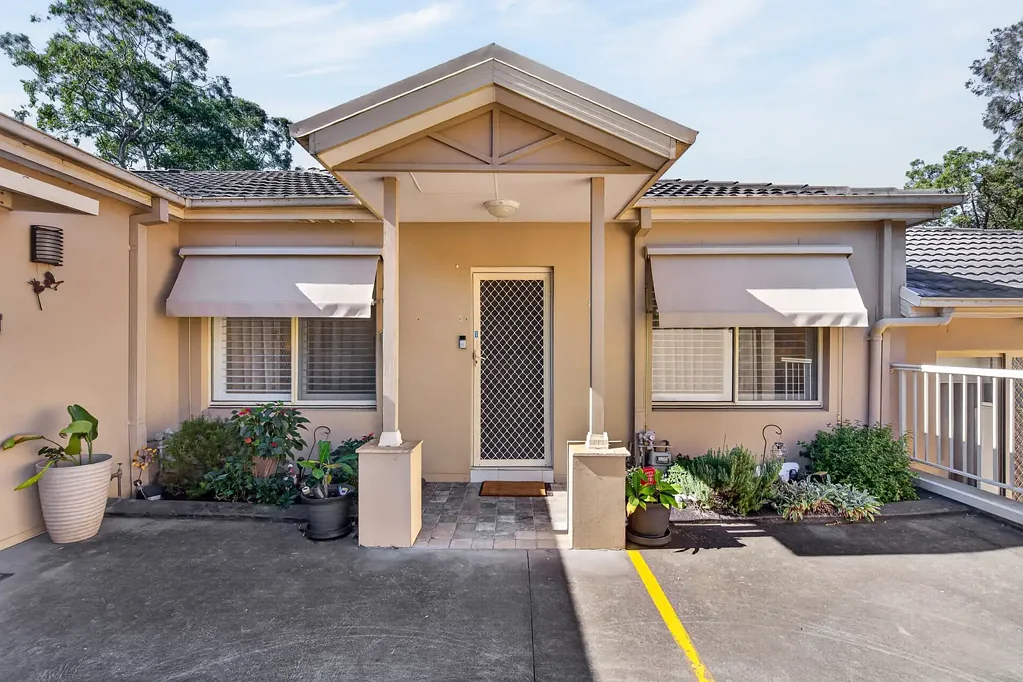 Northmead 2房 维护良好社区 错层设计舒适 翻新内部装修 宁静户外环境 私人娱乐区 优质装修 便捷停车位 主卧镜面步入式衣帽间 套间浴室全高瓷砖墙 厨房石材台面Westinghouse电器 客厅餐厅瓷砖铺地 滑动玻璃门连接露台 带顶棚后露台成熟花园 单车库额外停车位 Private Townhouse Living with Outdoor Entertaining