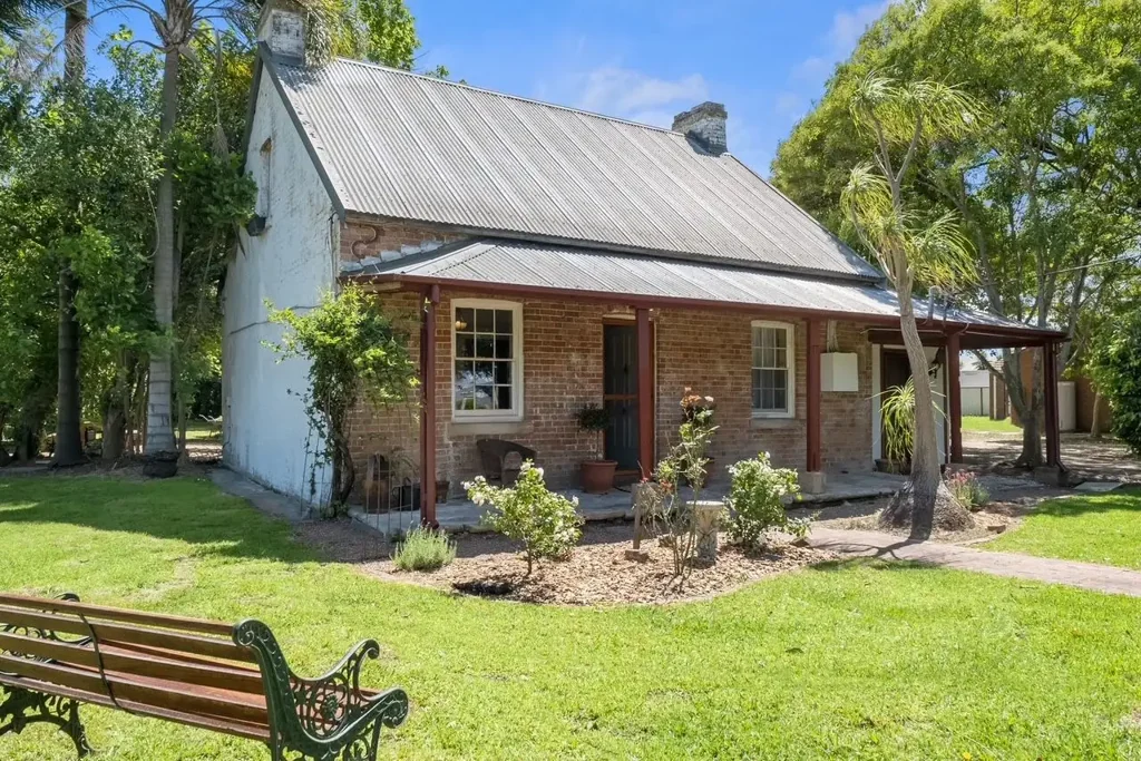 Clarendon 3房  MASSIVE APPROX. 2,314SQM OF LAND 2 TITLES WITH DUAL INCOME & R2 ZONING